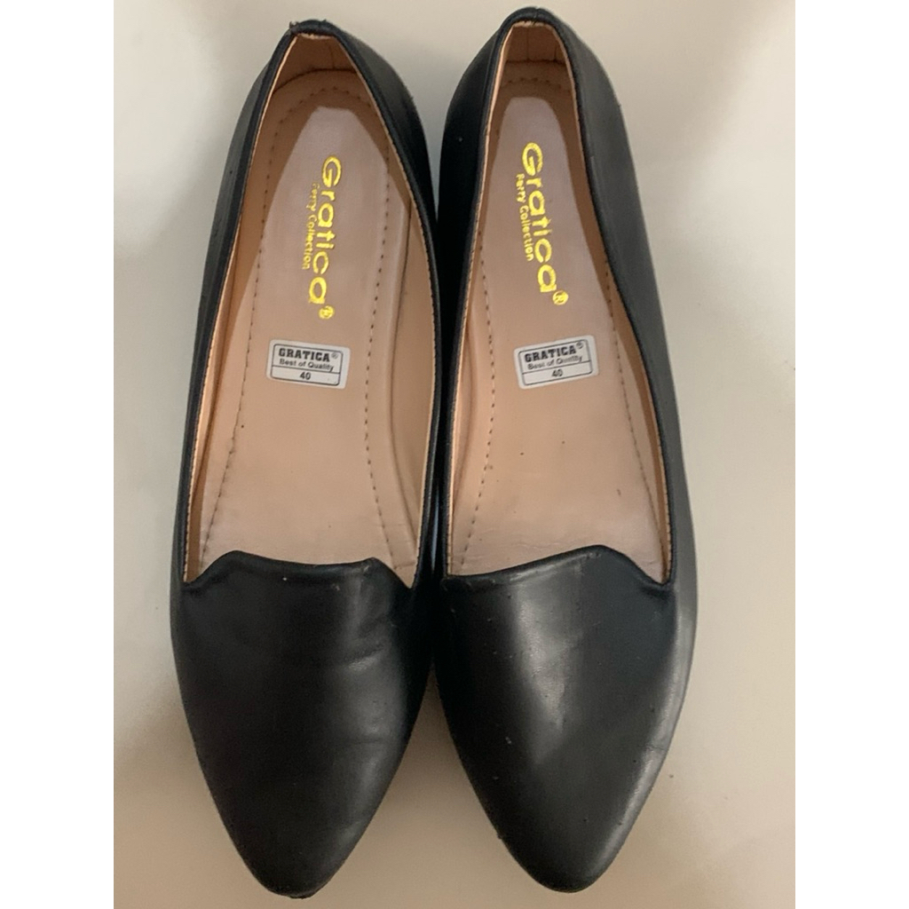 [PRELOVED SEPATU] Flat Shoes Hitam Gratica Ukuran 40