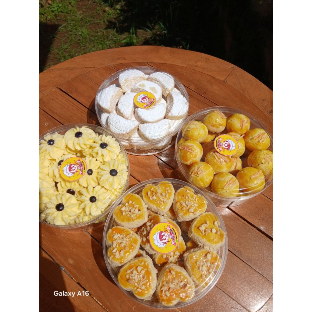 PAKET HEMAT kue kering lebaran( kue salju keju,kue kacang,semprit susu, nastar keju)