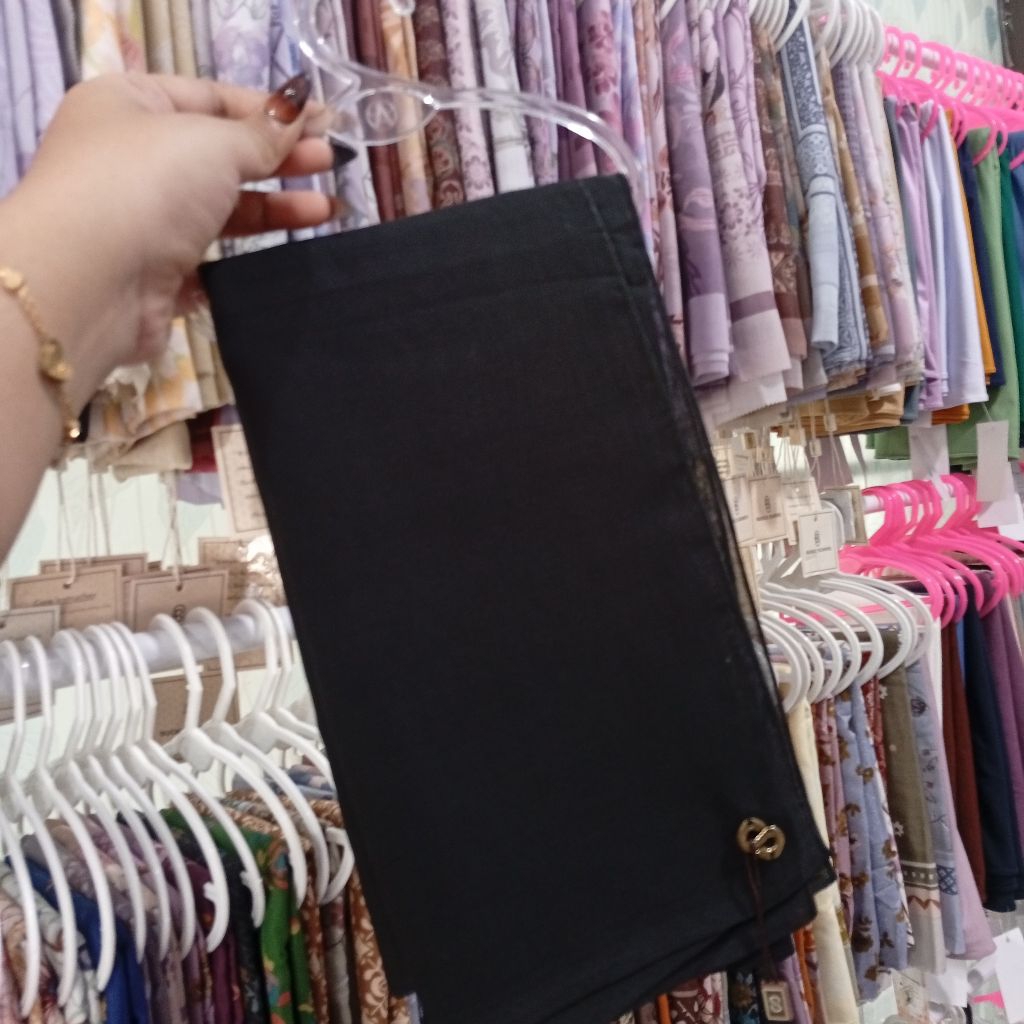 HIJAB SEGI EMPAT POLOS UMAMA SCARF