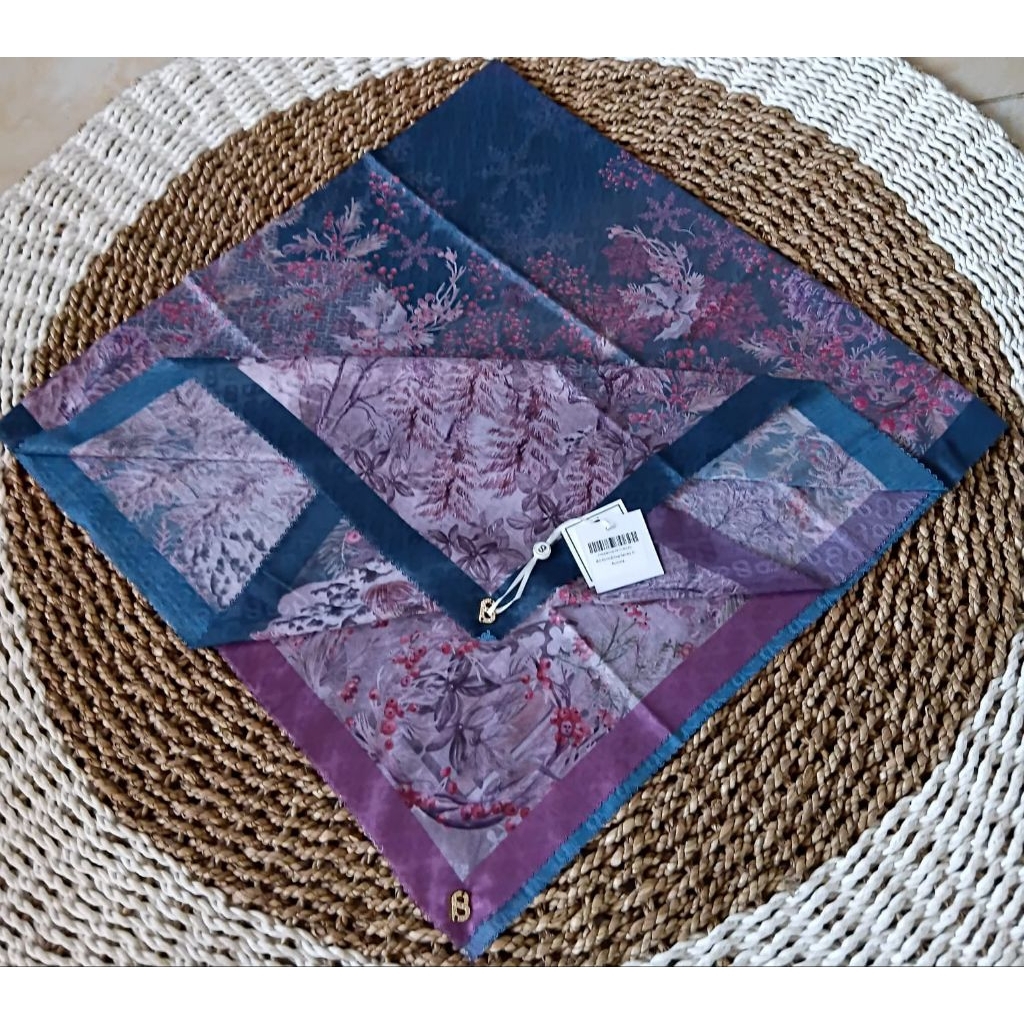 Buttonscarves Holiday Series 2-aurora new as is