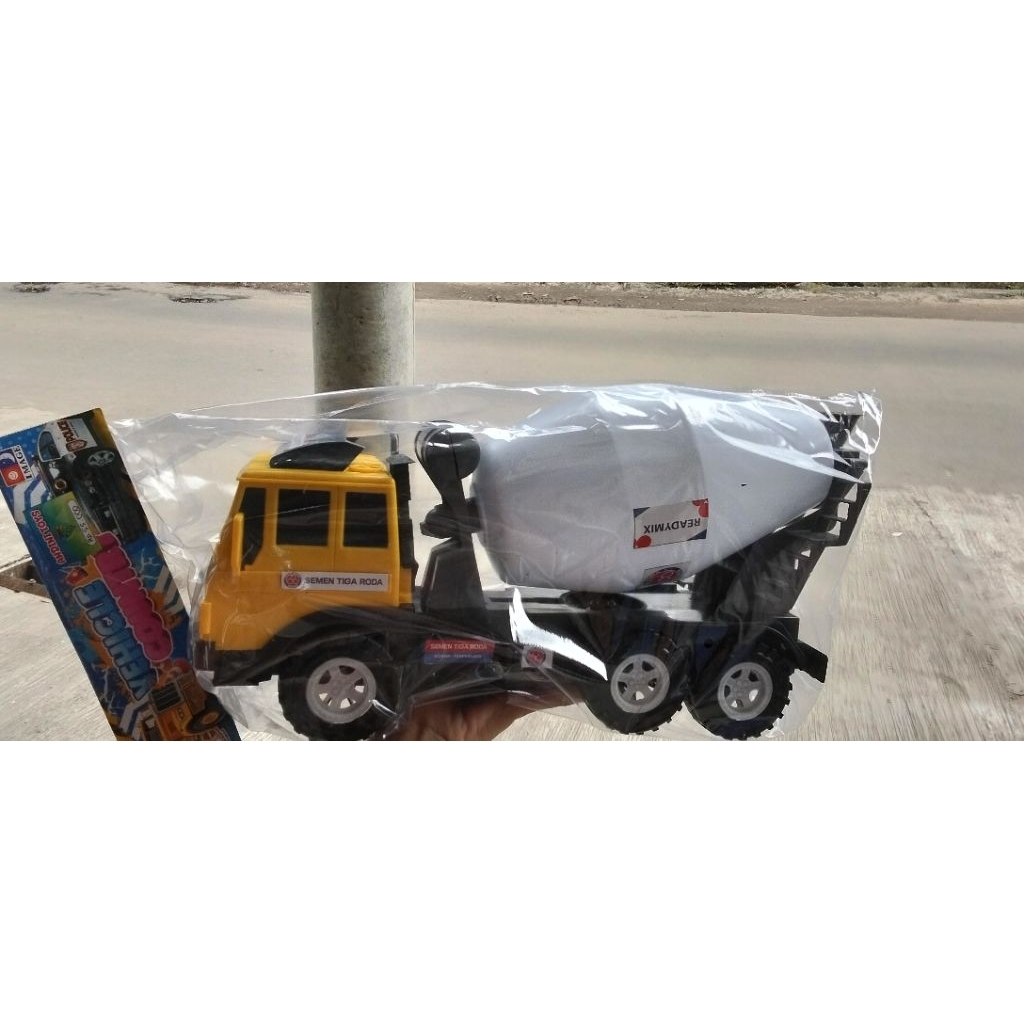 Mainan truk molen semen berbahan plastik kuat, desain realistis seperti aslinya. Cocok untuk anak-an