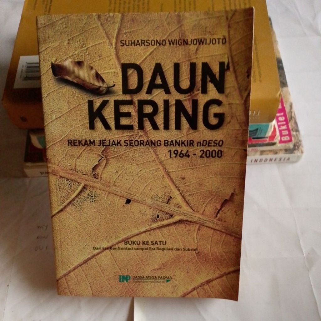 BUKU DAUN KERING REKAM JEJAK SEORANG BANKIR nDESO 1964-2000