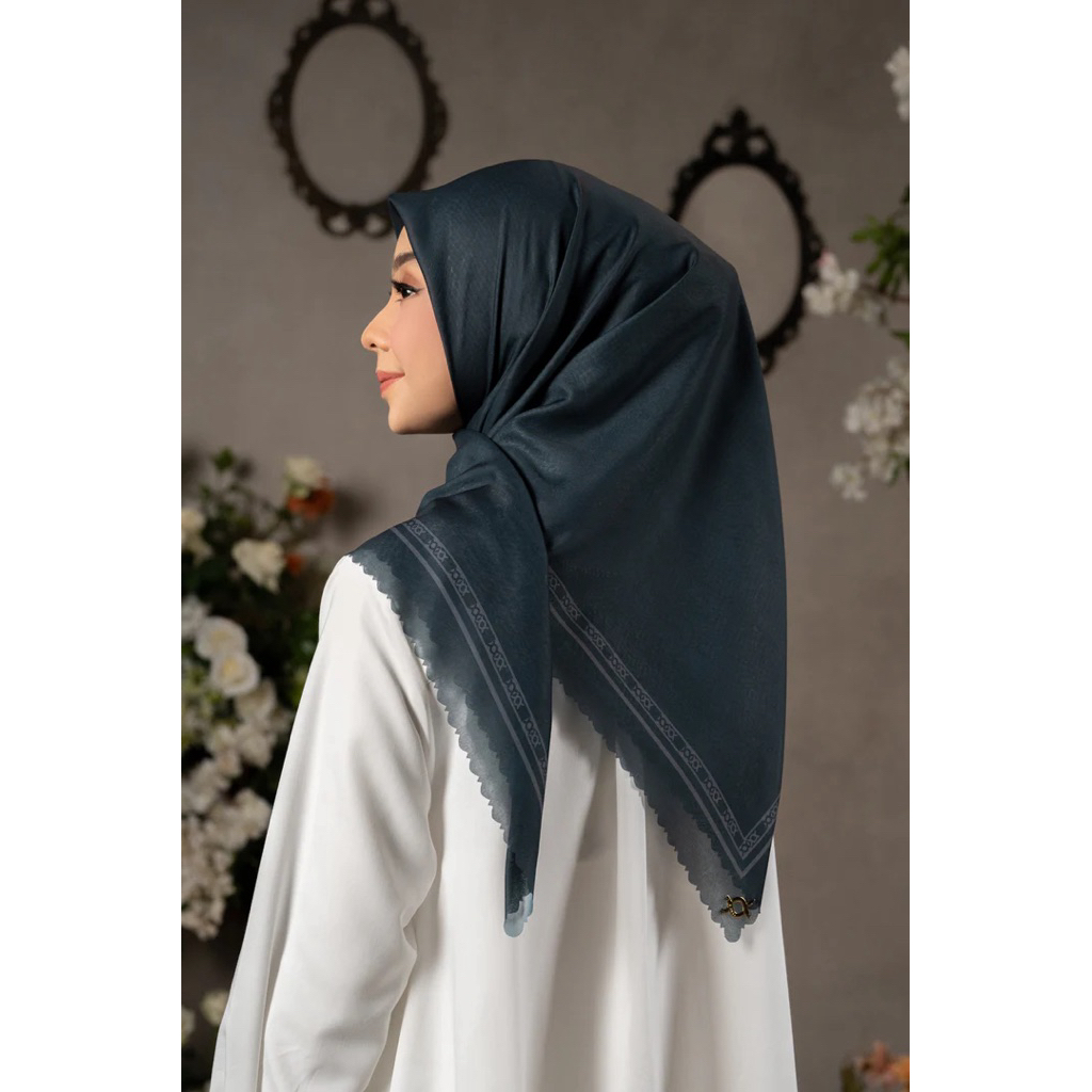 Monogram Daily Scarf-Wearing Klamby