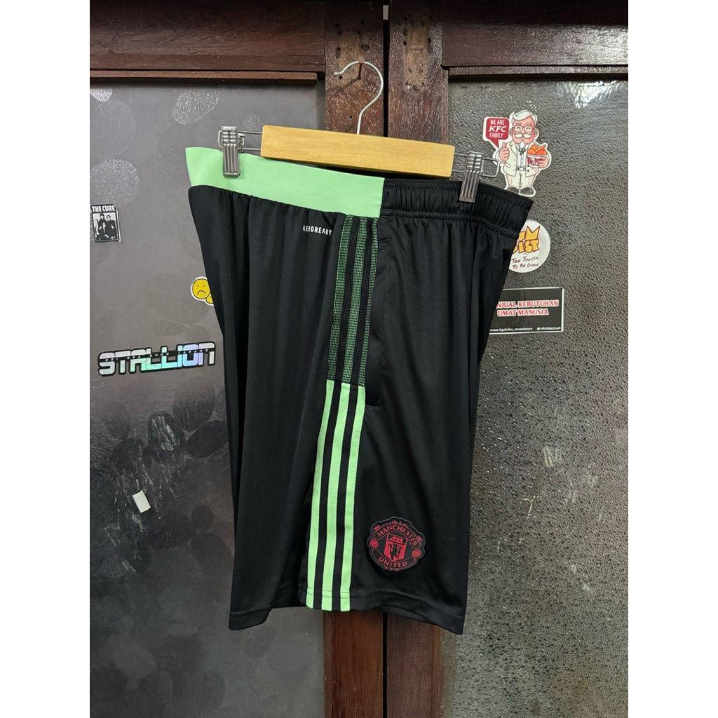 celana manchester united original