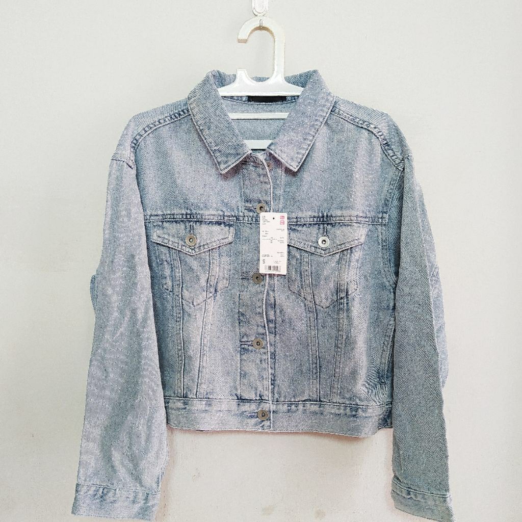 [PRELOVED] MASIH BARU BELUM JAKET JEANS  DENIM WANITA CEWEK CROP UNIQLO ORI