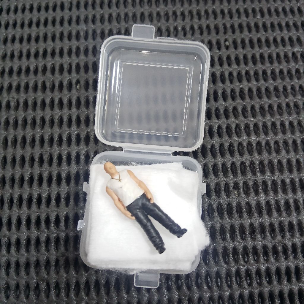 FIGURE DOMINIC TORETTO KAOS PUTIH BERKALUNG CELANA HITAM COCOK UNTUK DIECAST SKALA 1:60-64