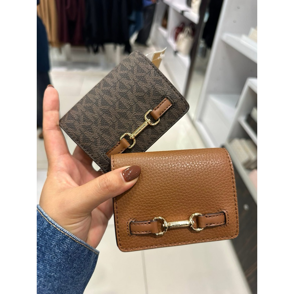 DOMPET KECIL MK CARSON SMALL FLAP WALLET SIGNATURE