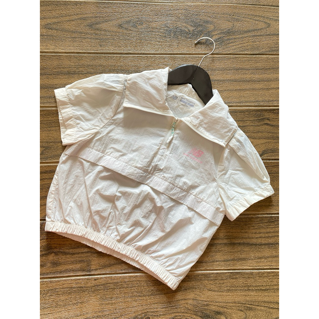 baju parasut half zipper parasut athletic bw broken white anak branded New Balance NB size 100 2T 3T