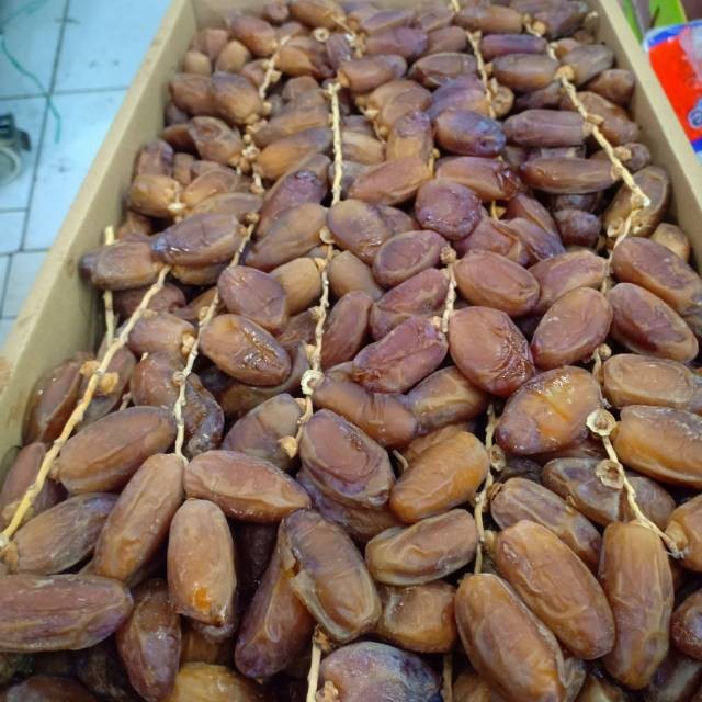 Kurma Tangkai Tunisia 500gr - Kenyal, Manis Pas, Bertangkai