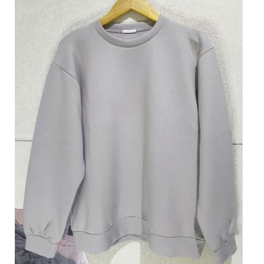 Crewneck Scuba Global Uniqlo Size M fit L