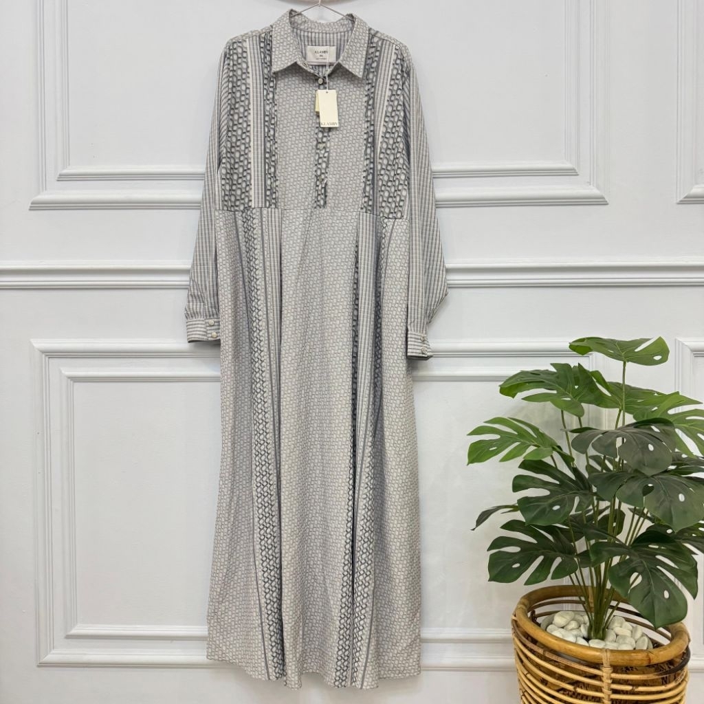 Minera Dress Wearing Klamby XXL