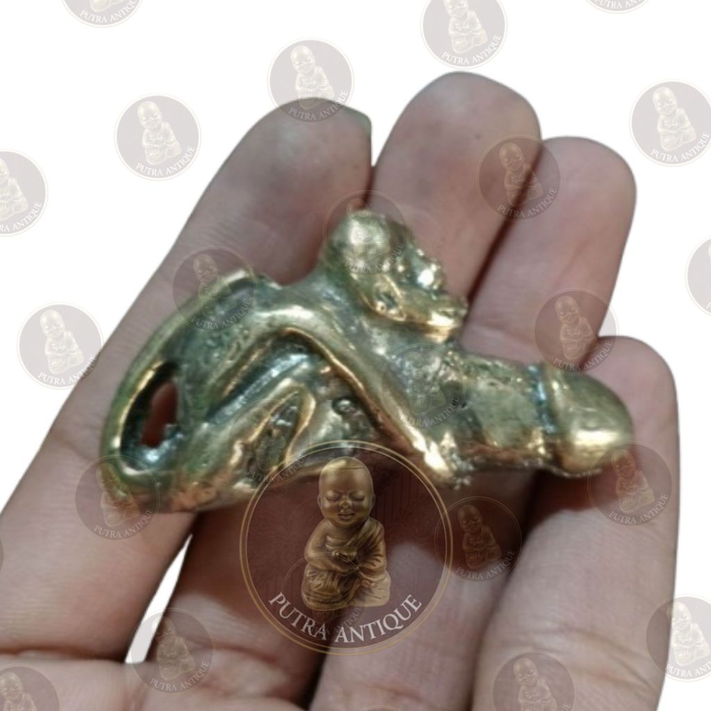 Gantungan Kunci Model Patung Sarutomo Warna Kuning Emas Bahan Kuningan Unik