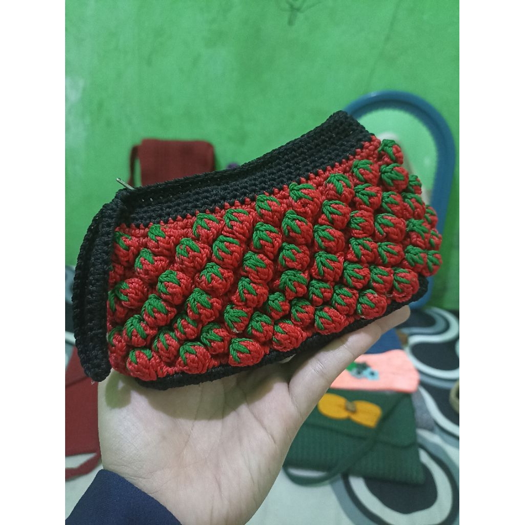 Tas fashion / Rajut Handmade / Motif Strawberry timbul / Dompet Lebaran / Kondangan / Hp