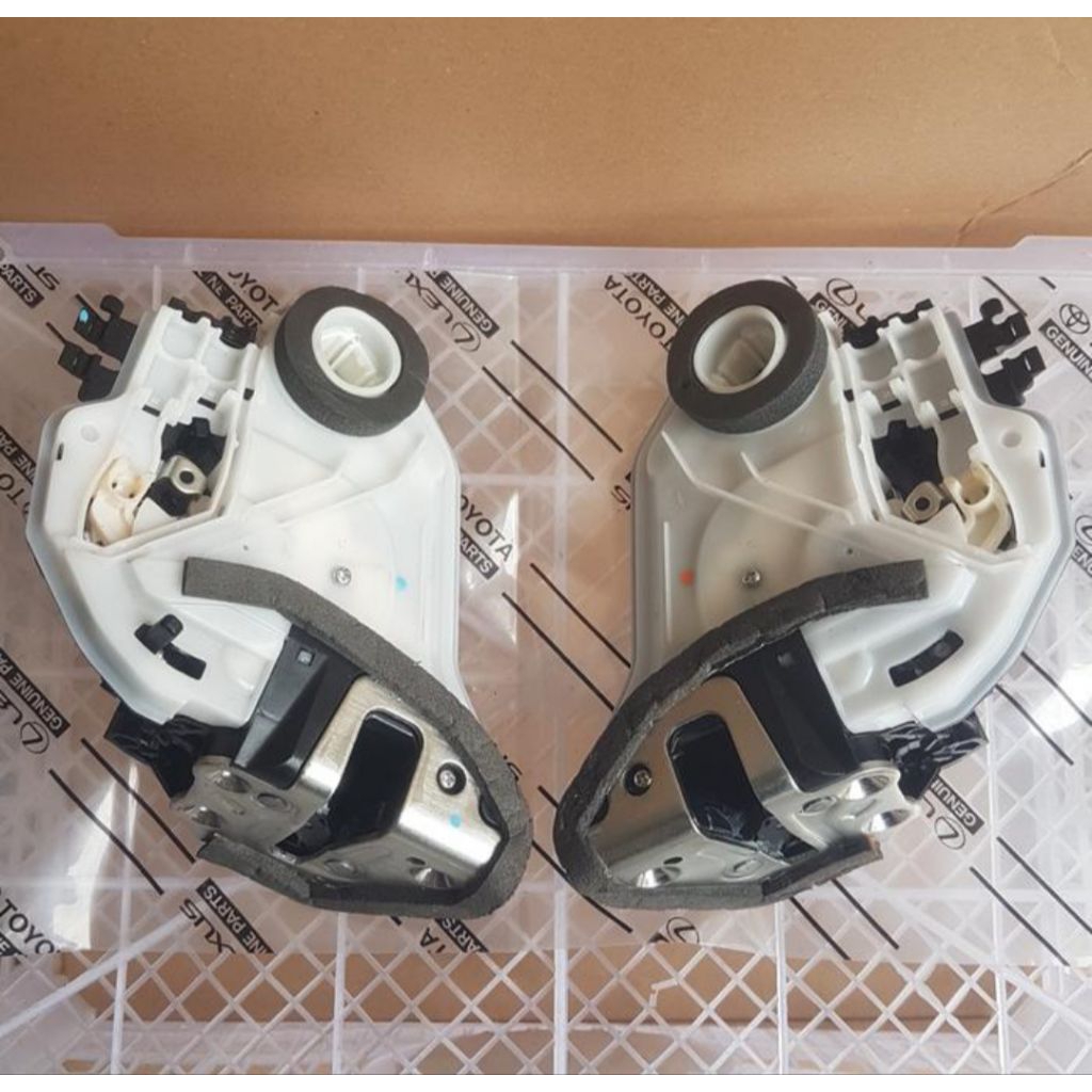 Door Lock Pintu Belakang / Tengah Toyota Innova Reborn Fortuner Hilux.