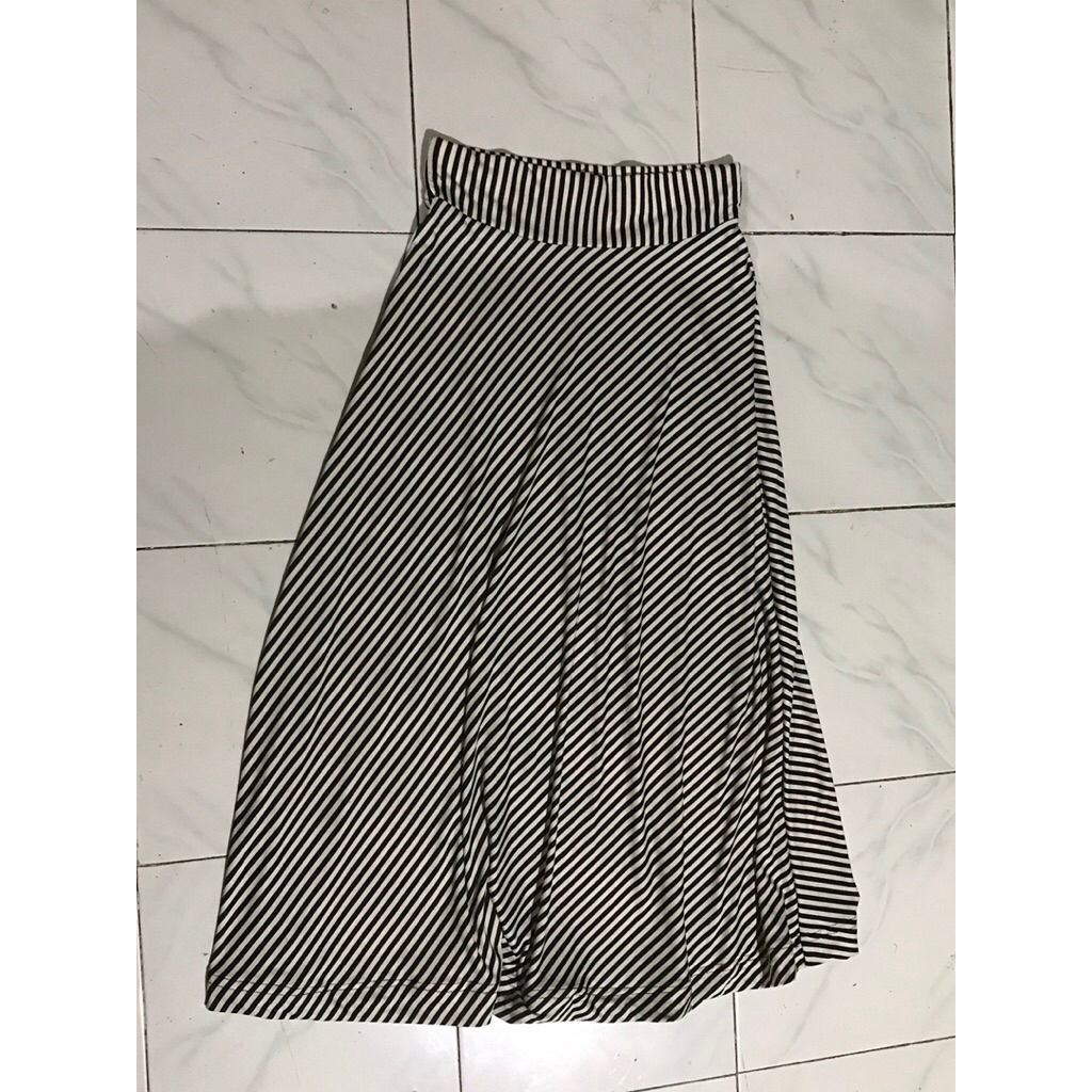 Rok Panjang "Dynamic Stripes" (Hitam-Putih) Preloved