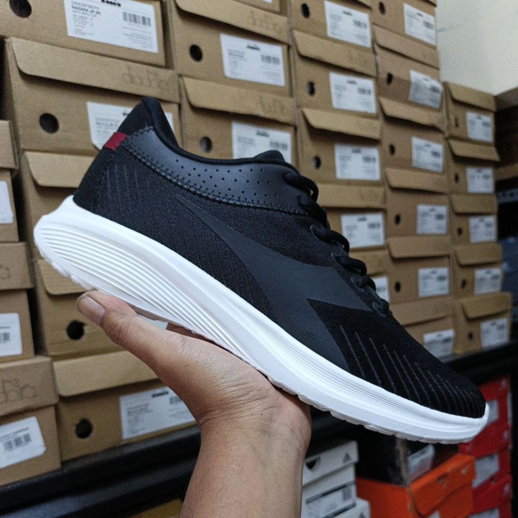 Sepatu Olahraga Running Pria Diadora Nevan Black White Original Resmi Sport Station