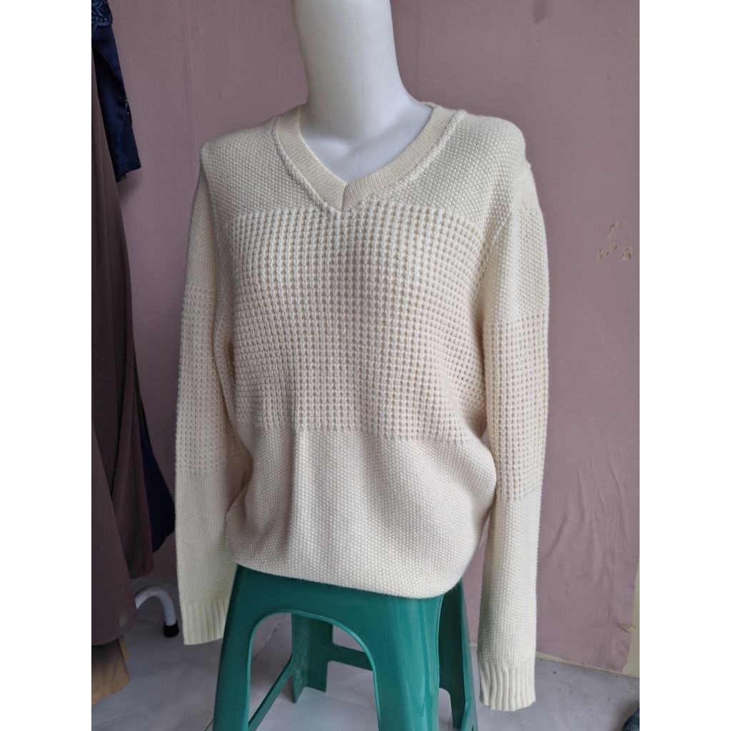 Cardigan warna putih tulang