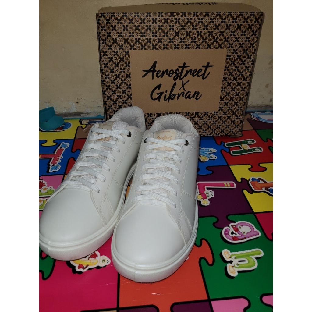 [PRELOVED] Sepatu Sneakers Aerostreet - Putih Tulang - Uk. 40