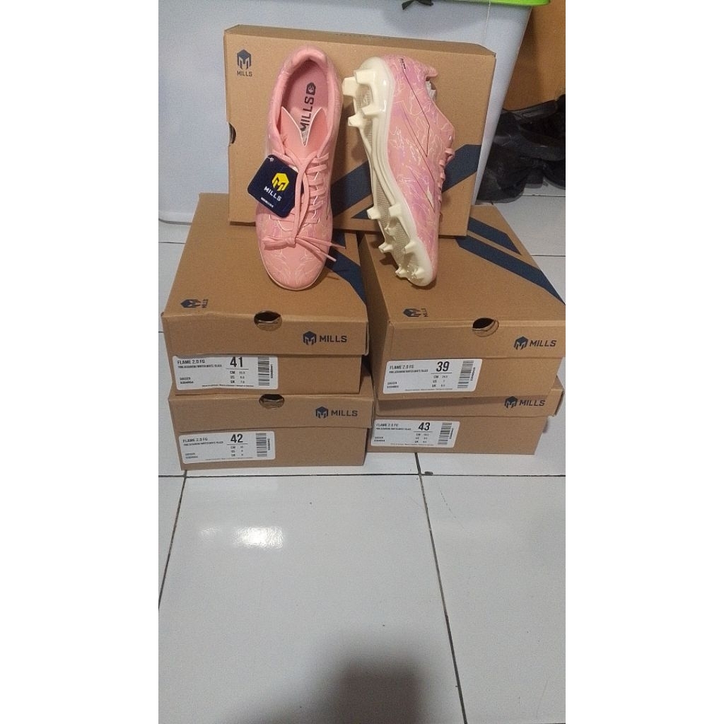 sepatu sepak bola Mills original