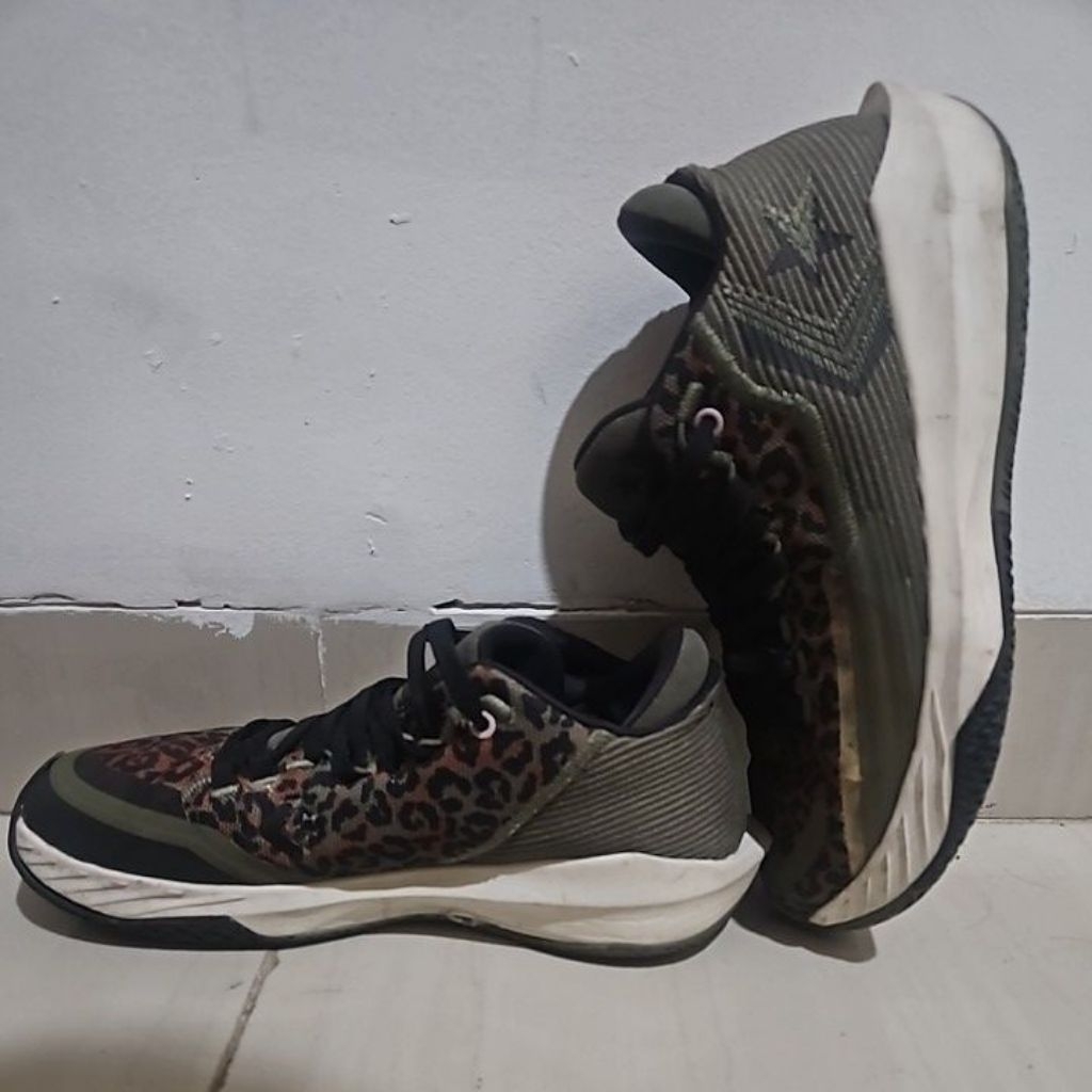 sepatu sneakers no 41 42 converse basketball leopard