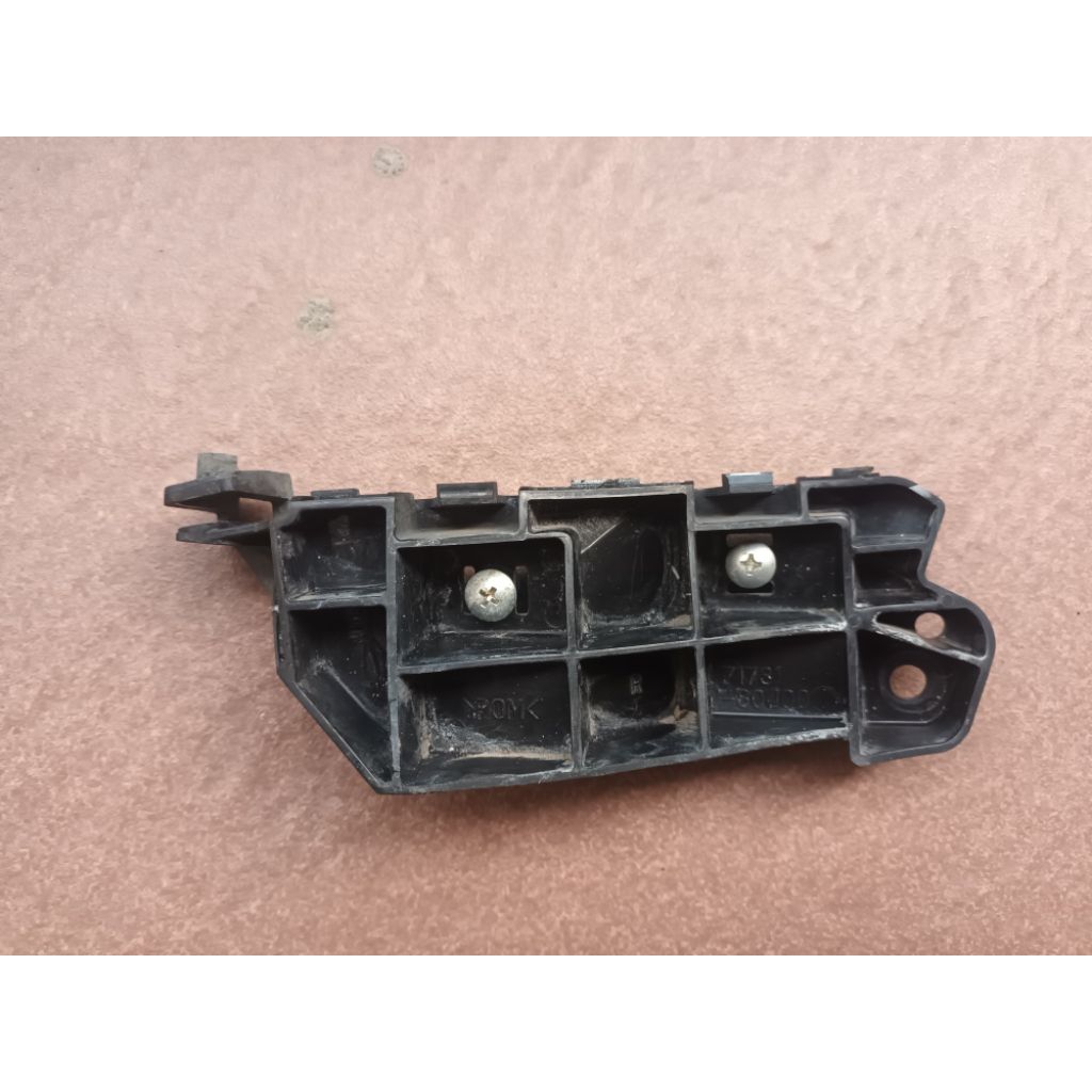 Breket bumper depan sebelah Kanan Mobil Suzuki X-Over