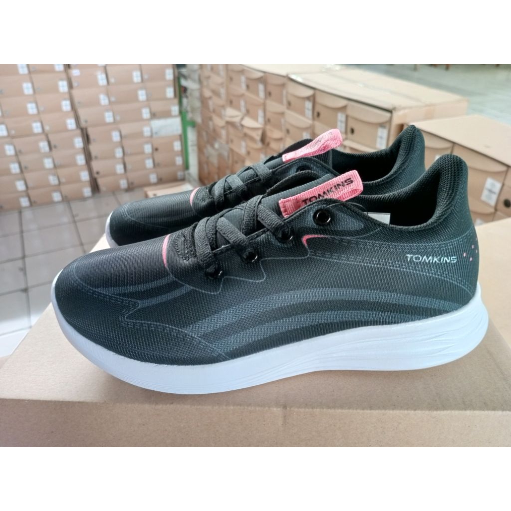 Sepatu Tomkins LAILA hitam putih untuk wanita