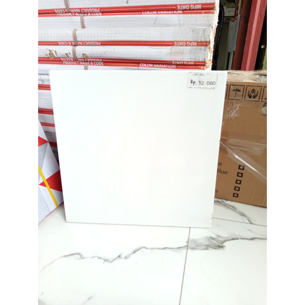Keramik lantai Glossy Ikad Putih 40 x 40