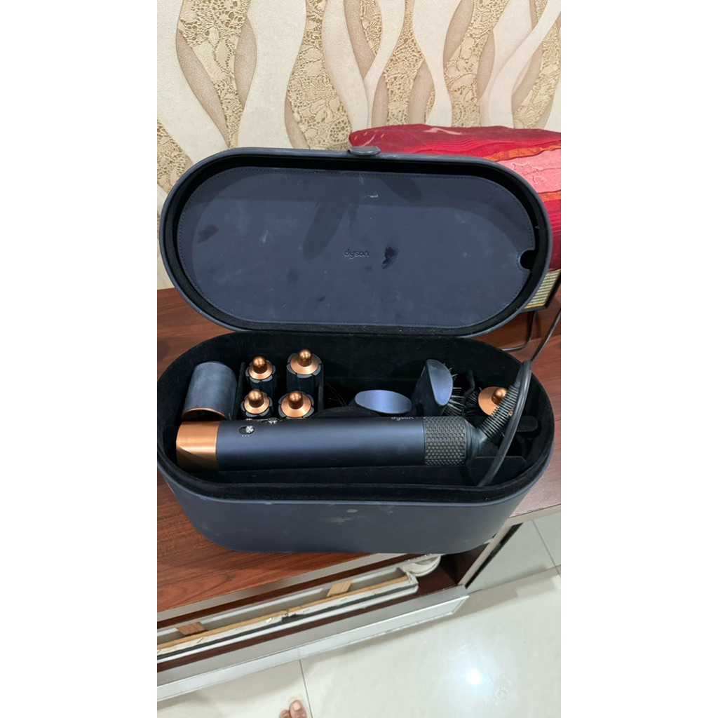 Dyson airwrap in Blue