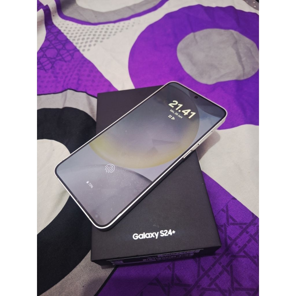 Samsung s24 plus versi 512gb dan 256GB ram12gb hp second Bekas garansi resmi sein indonesia ya