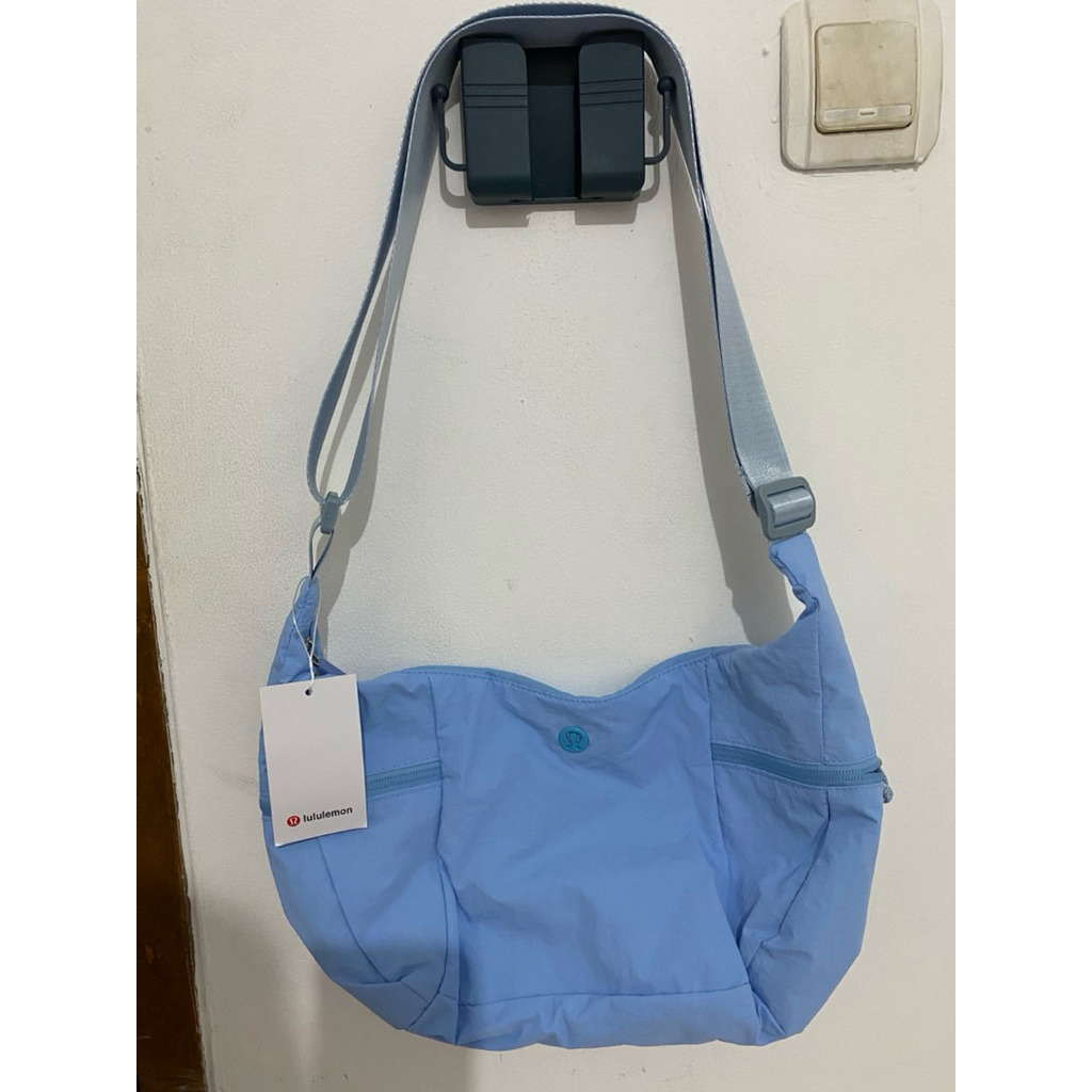 Lulu Lemon Slouchy Sling Bag 6L. Tas Selempang Lulu Lemon Original Reject