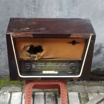 Radio tabung besar pajangan jadul