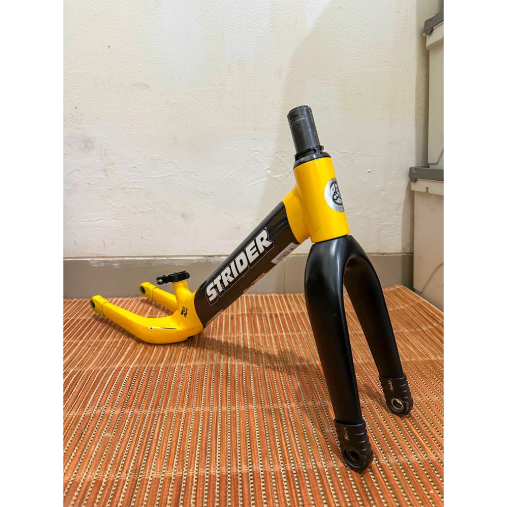 sepeda anak Strider STR carbon pushbike balancebike