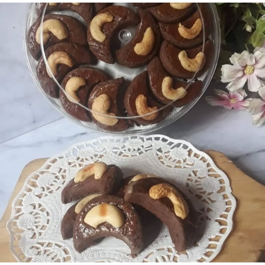 Kue Coklat Kacang Mente - Toples 250gr, Toping Mede, Segar Setiap Hari