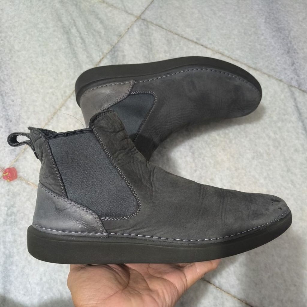 Sepatu Clarks Hale Mid Chelsea Boots Dark Grey Nubuck Pria – Size 41  26,5cm (Second)