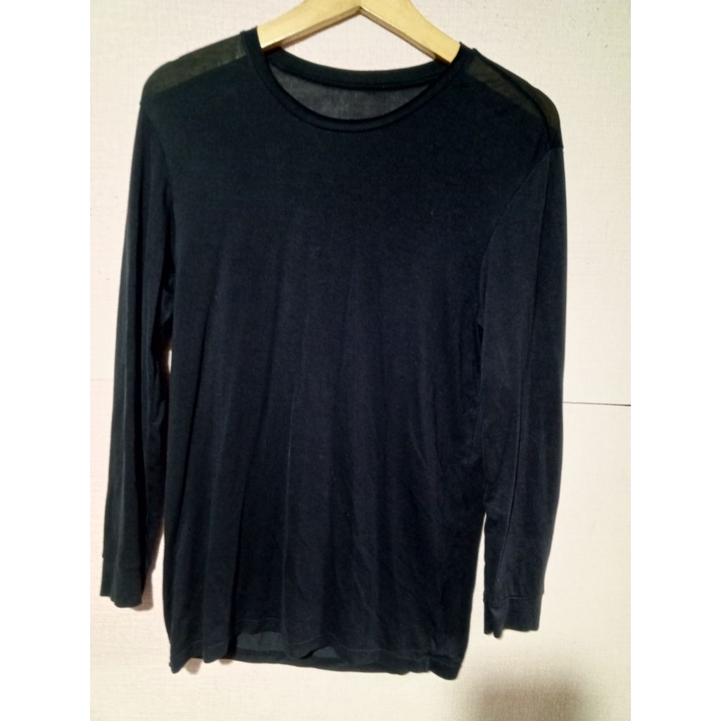 Baju kaos lengan panjang uniqlo heattech size M fit L second