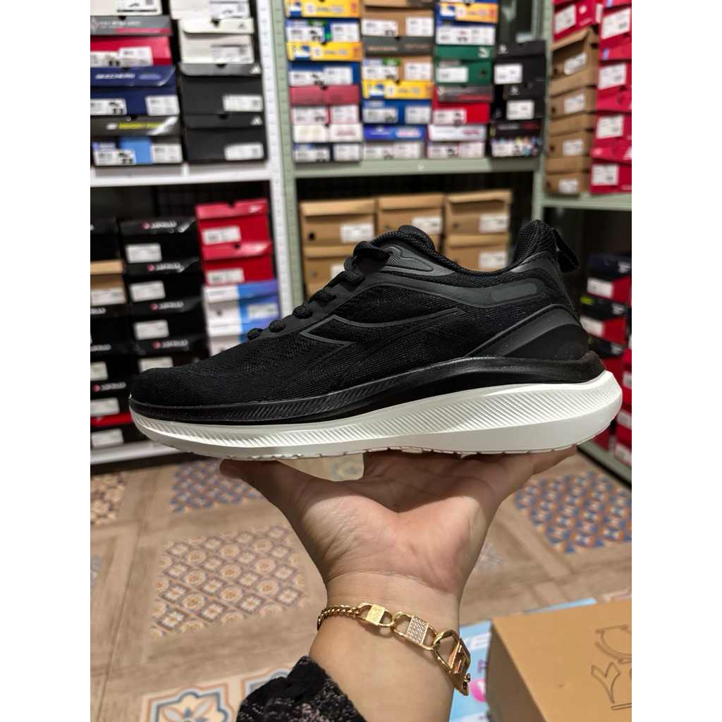 Sepatu DIADORA NASIK BLACK WHITE