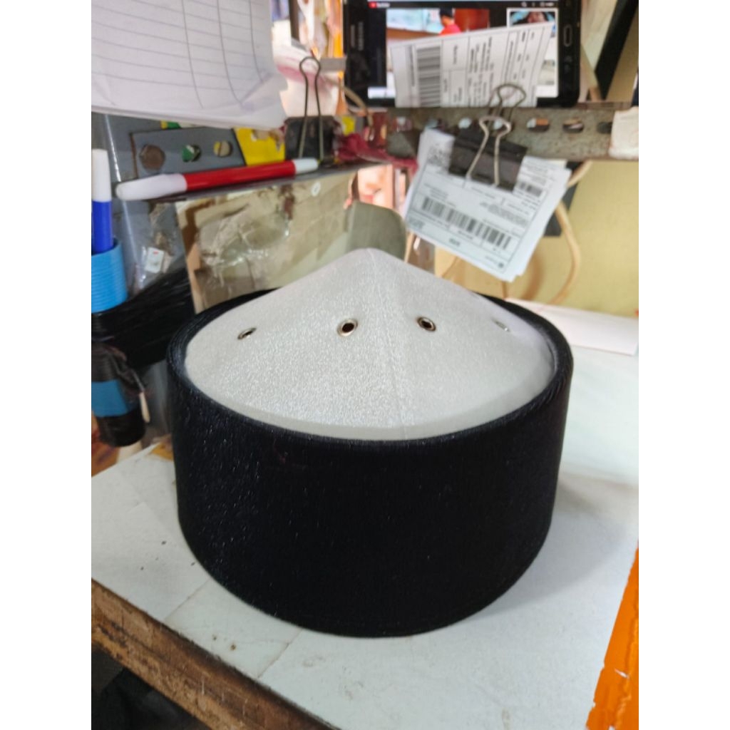 Peci Uje Putih Hitam Bahan Bludru