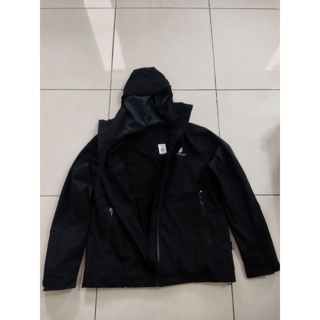 Gorpcore antarestar hitam