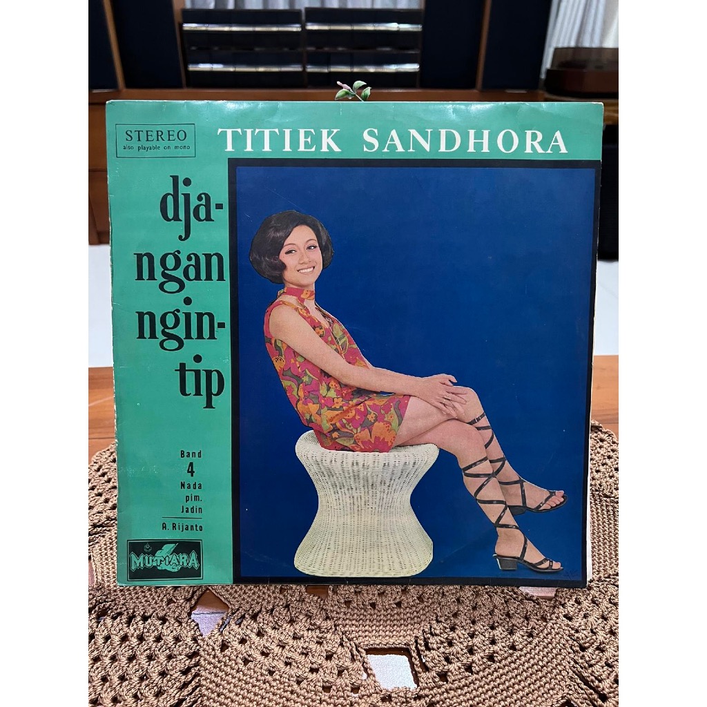 Vinyl Titiek Sandhora – Djangan Ngintip / Piringan Hitam Titiek Sandhora – Djangan Ngintip