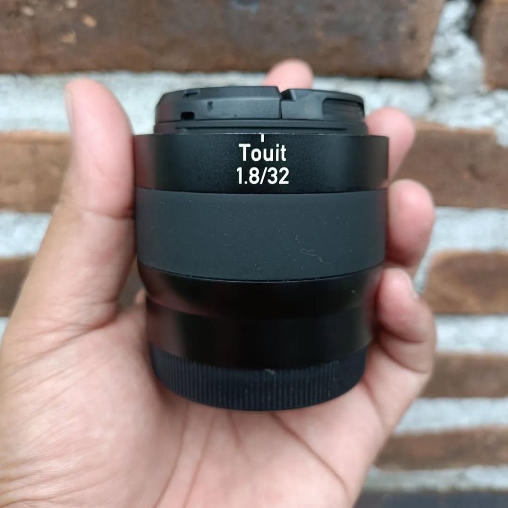 Lensa Zeiss touit 32mm sony no box