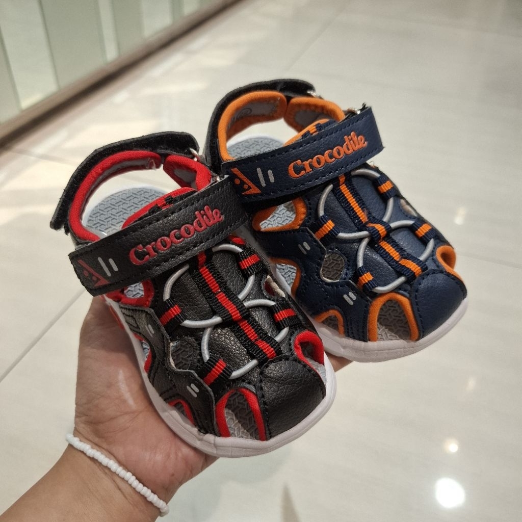 CROCODILE Sepatu sandal anak laki-laki model tertutup ada lampu soze dari 22-25