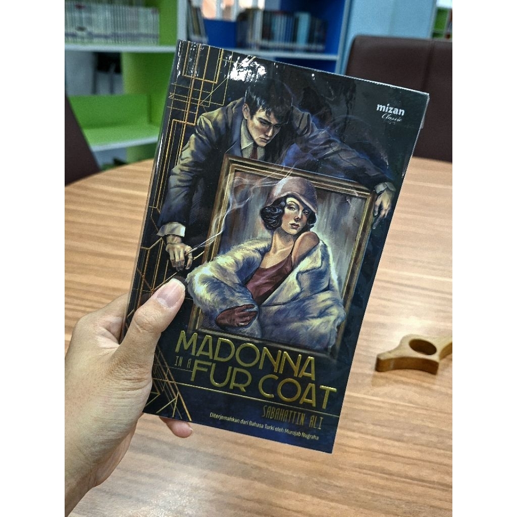 Novel Madonna In A Fur Coat - Sabahattin Ali - Romance Terjermahan - Preloved