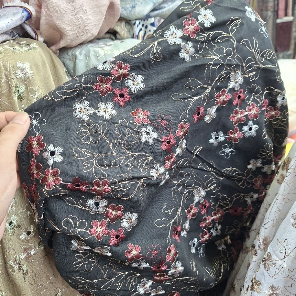 Kain Katun Jepang Bordir Motif Bunga Kecil Sakura / Bahan Katun Premium
