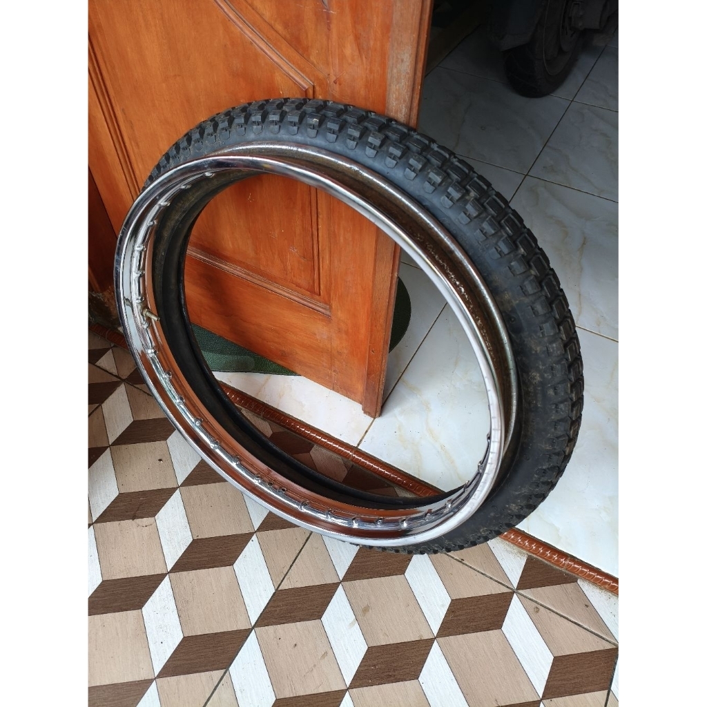 velg velk kaleng ring 21 lebar 160 bekas suzuki ts 125 ori sgp dan ban 21 / 2.75 thn pembuatan 2025