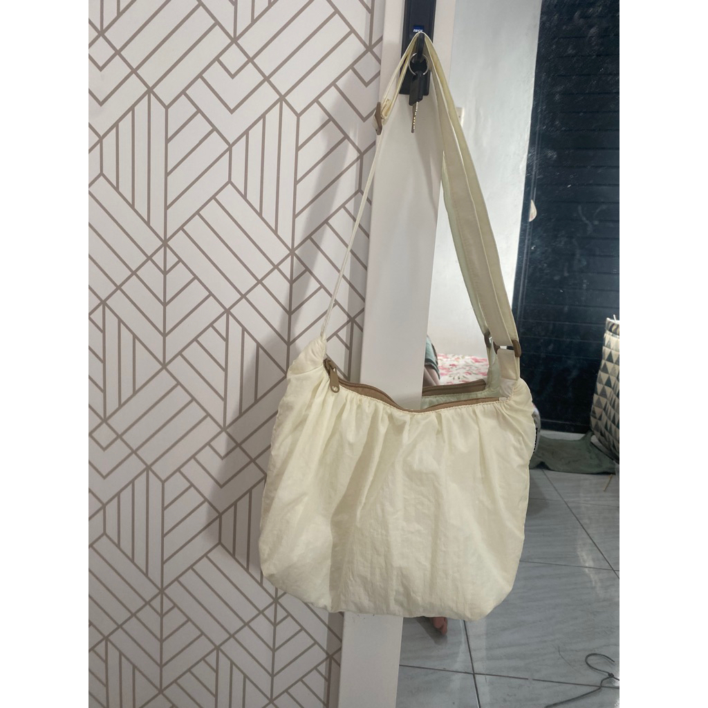 Preloved Sevine Baila Sling Bag Tahan Air Tas Selempang Saku Cewek Wanita Slingbag Resleting - Polos
