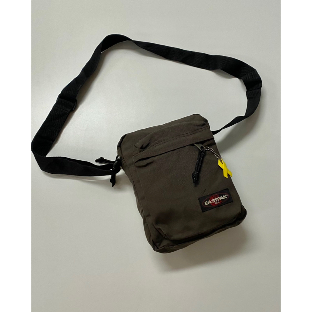 EASTPAK SLING BAG BROWN