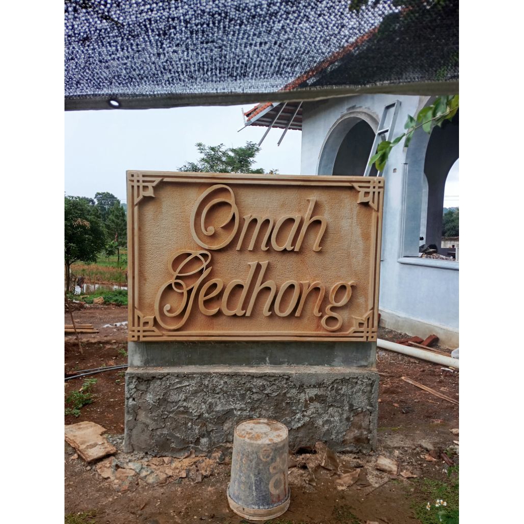 Relief batu alam motif logo