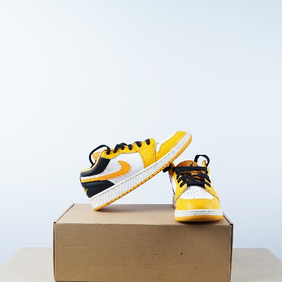 Nike - Air Jordan 1 Low Yellow Toe Taxi