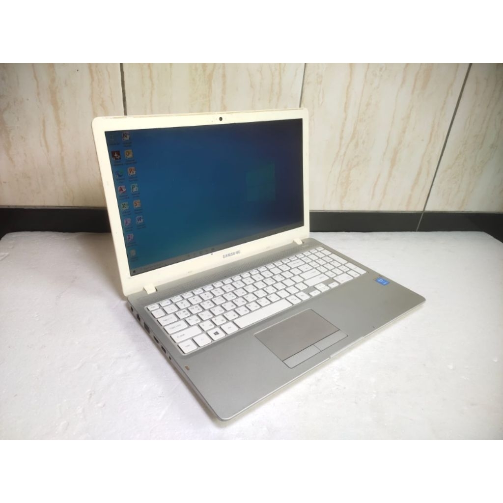 Laptop Murah Samsung 500R core i3-5005U Ram 8GB ssd 128GB mulus(B206)