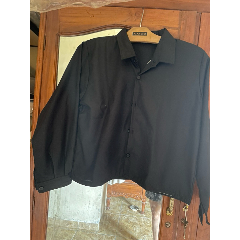 kemeja hitam polos semi crop